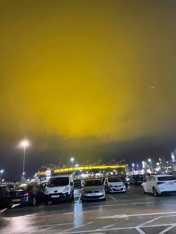 Небо над Великобританий озарило загадочное желтое сияние (ФОТО) - фото 2