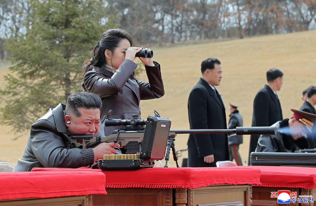 Ким Чен Ын устроил 13-летней дочери фотосессию со снайперской винтовкой (ФОТО) - фото 2