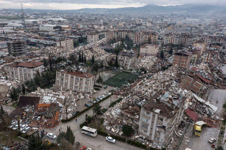 Жуткое землетрясение в Турции – под завалами сотни людей (ФОТО) - фото 3