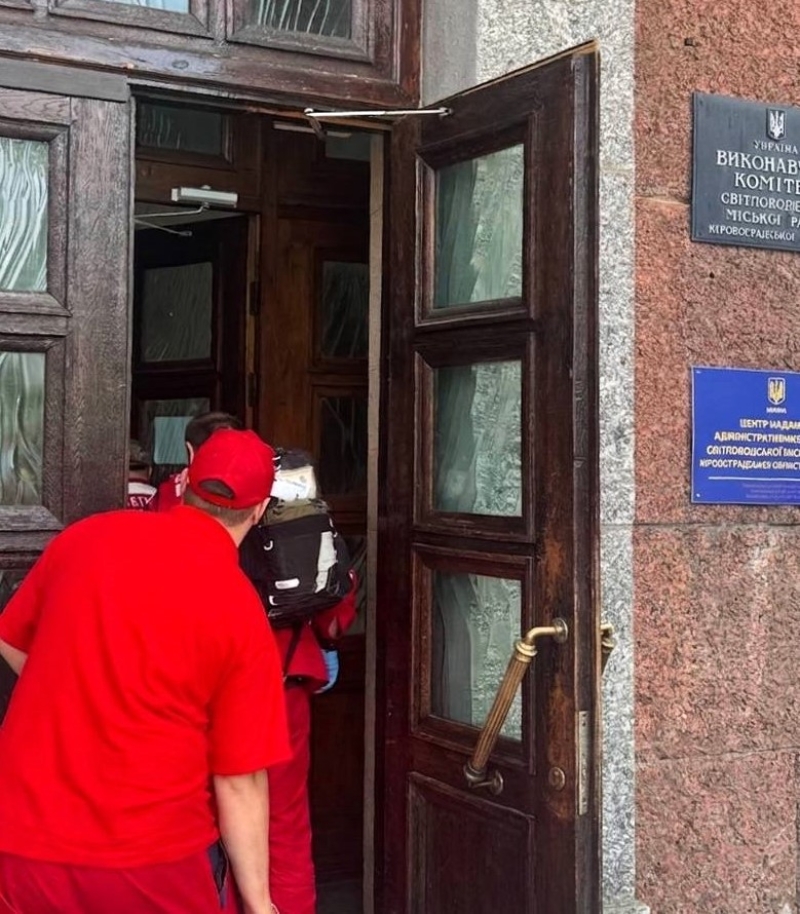 Прямой эфир с пистолетом: в Кировоградской области чиновник устроил стрельбу в здании исполкома - фото 2
