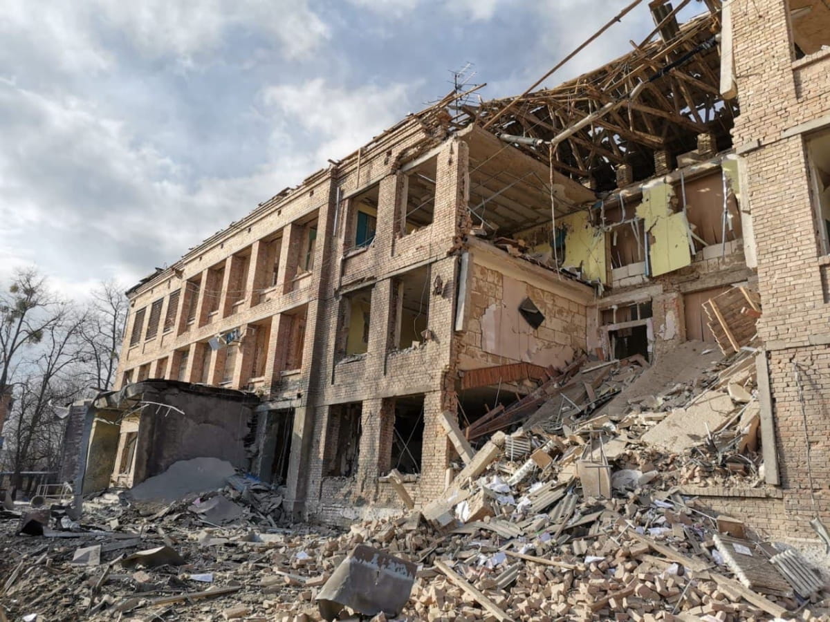 Показали наслідки обстрілів у Василькові: як виглядає зруйноване місто - фото 2