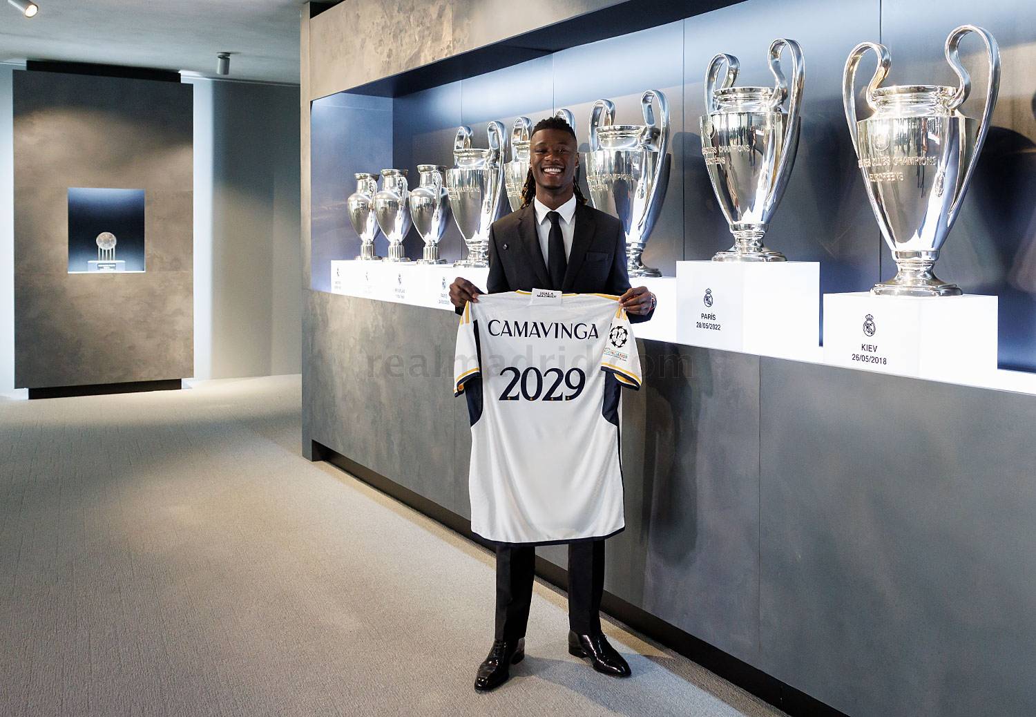 ”Реал Мадрид” продлил контракт до 2029 года с молодым полузащитником команды (фото) - фото 6