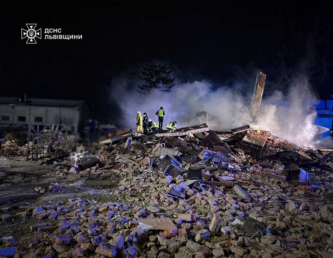 Во Львовской области спасатели ликвидируют последствия мощного взрыва (ФОТО, ВИДЕО) - фото 2