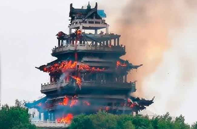 У Китаї повністю згорів 1500-річний храм через помилку туриста (ВІДЕО) - фото 2