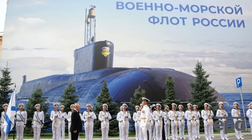 Путин оконфузился на День ВМФ: высмеяли выступление у нарисованной субмарины (ФОТО) - фото 2 Путин оконфузился на День ВМФ: высмеяли выступление у нарисованной субмарины (ФОТО) - фото 2