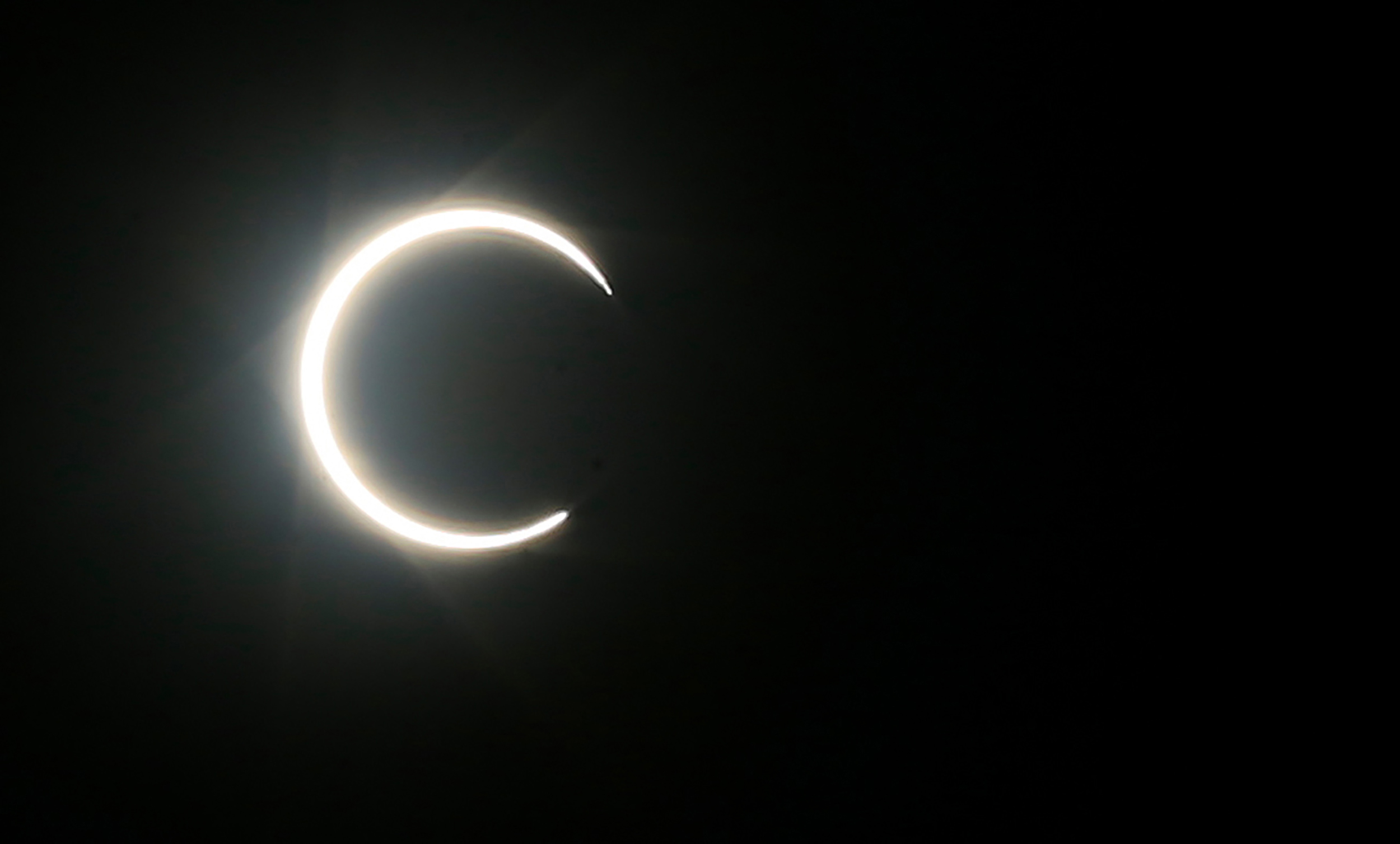 Огненное кольцо: опубликованы фото необычного солнечного затмения в самый длинный день года - фото 3