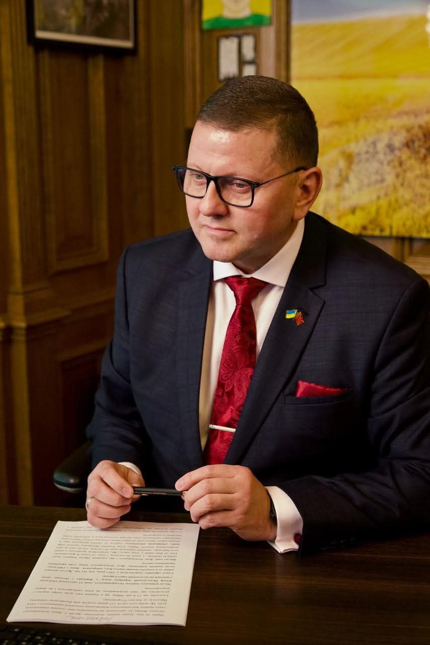 ”А де червоний лак для нігтів”: Безугла висміяла новий лук Залужного (ФОТО) - фото 2