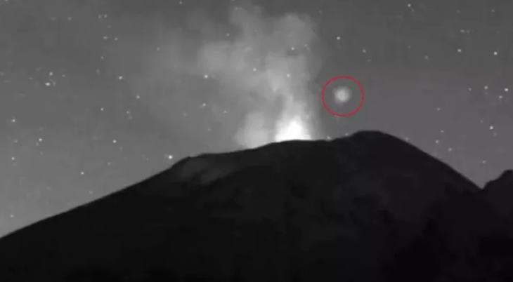 Говорять, що це НЛО: над вулканом помітили таємничий об’єкт, що світиться (ФОТО) - фото 2