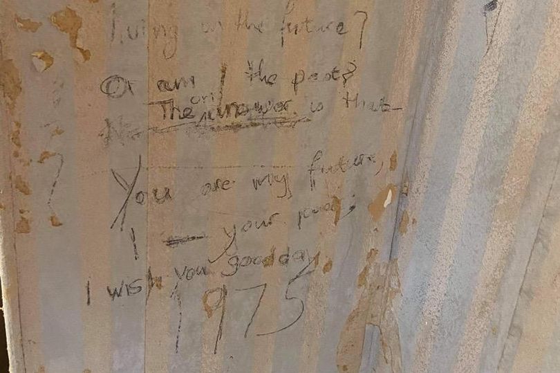 В Великобритании во время ремонта в доме супруги нашли тайное послание из прошлого (ФОТО) - фото 2