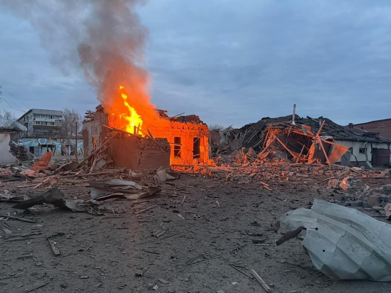 «Куда поедут эти дети?»: Максим Бужанский подверг критике приоритеты финансирования во время эвакуации из Славянска - фото 2