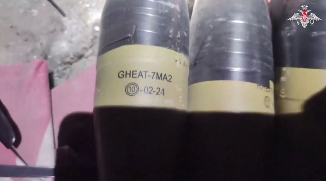 Оккупанты показали якобы брошенный схрон СБС с десятками дронов и катушек оптоволокна - фото 2