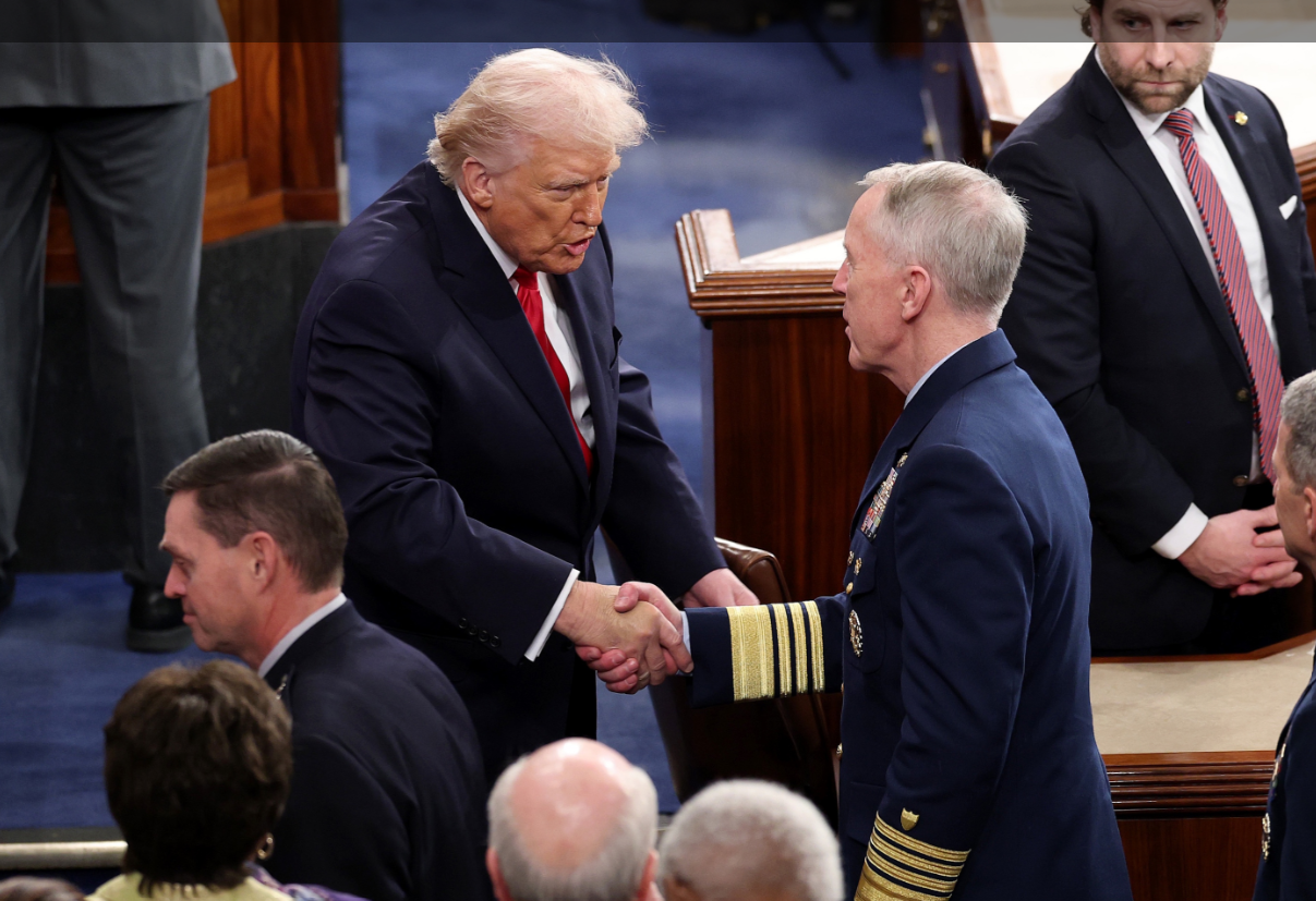 Перука, синці та проблеми з мовою: до здоров'я Трампа знову з'явилися питання після виступу у Конгресі (ФОТО) - фото 2