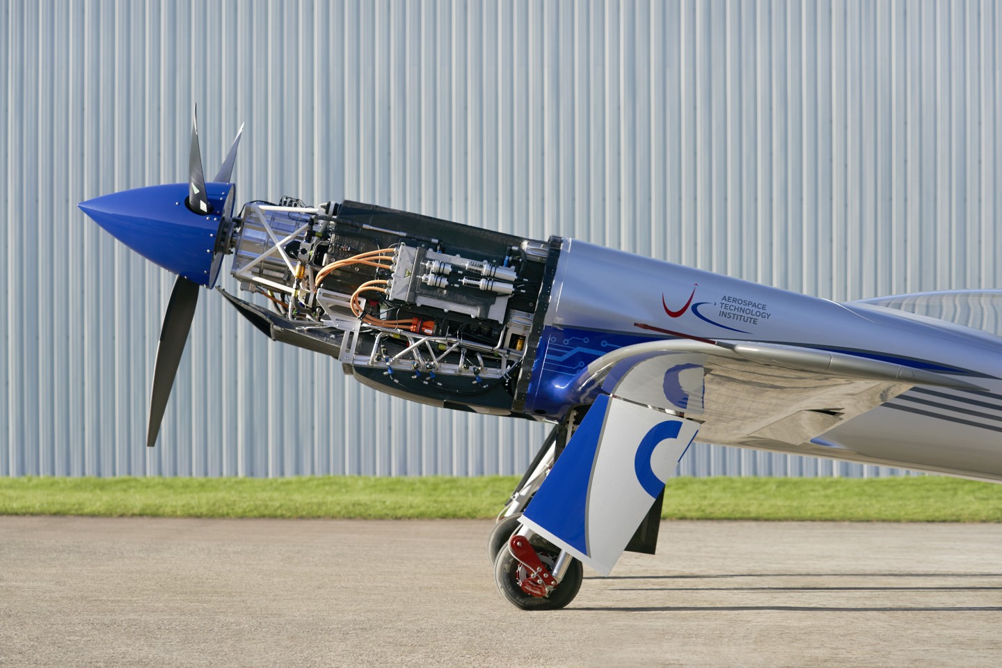 Первый в мире электрический самолет поднялся в воздух - фото 8