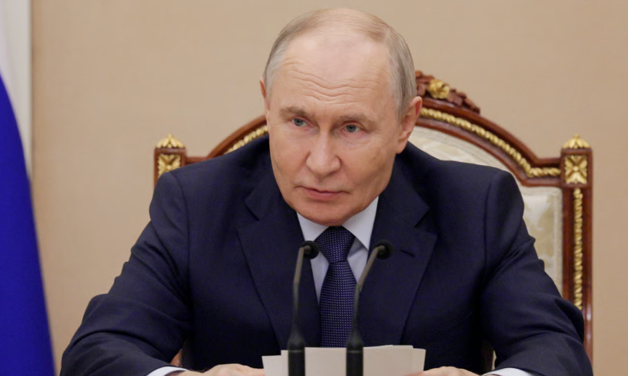 Путин впервые за неделю появился на публике после изоляции: странно вел себя (ФОТО) - фото 2 Путин впервые за неделю появился на публике после изоляции: странно вел себя (ФОТО) - фото 2