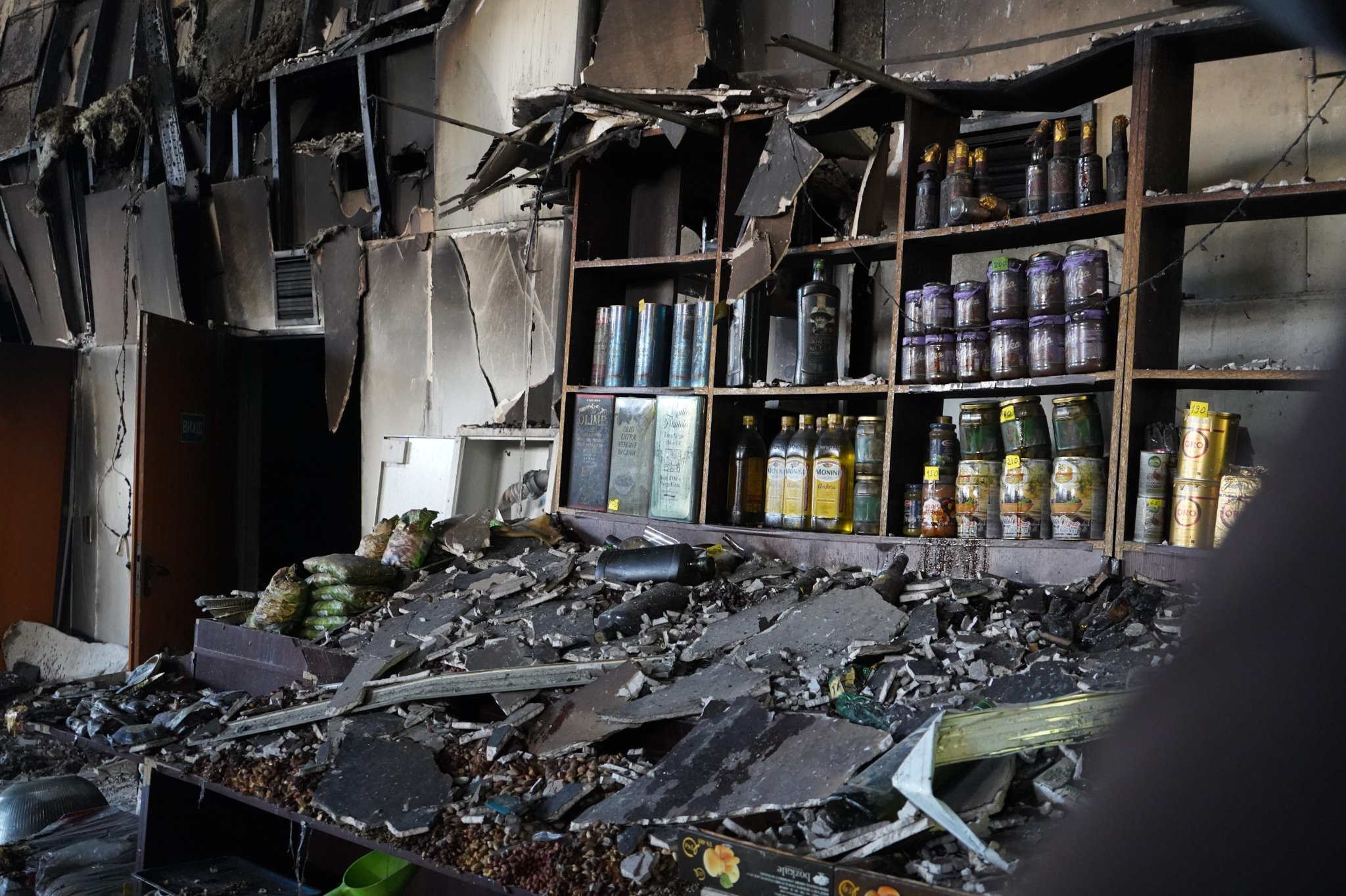 На месте трагедии спасатели находят фрагменты тел: что известно о ситуации в Кременчуге - фото 5