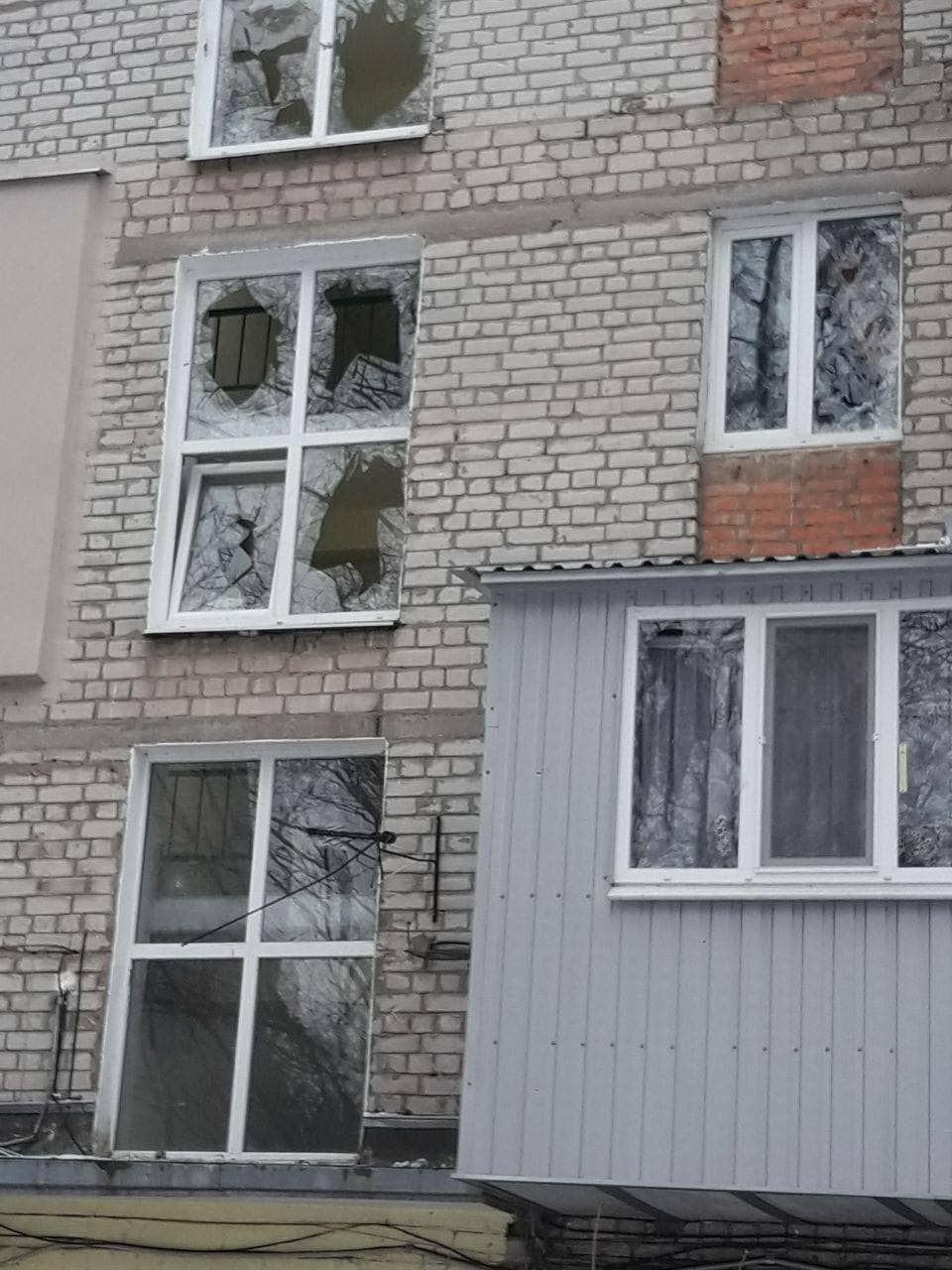 В Харькове снаряд попал в жилой дом:  фото  последствий обстрела - фото 2