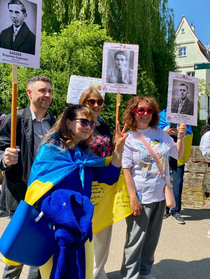 В Німеччині учасники ”Безсмертного полку” пройшлися з портретами Бандери і Малюка (ФОТО) - фото 2