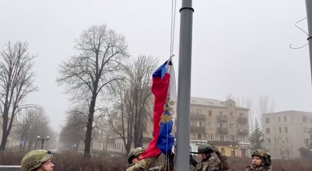 Пропагандист Владимир Соловьев приехал в Покровск и поднял там триколор - фото 2