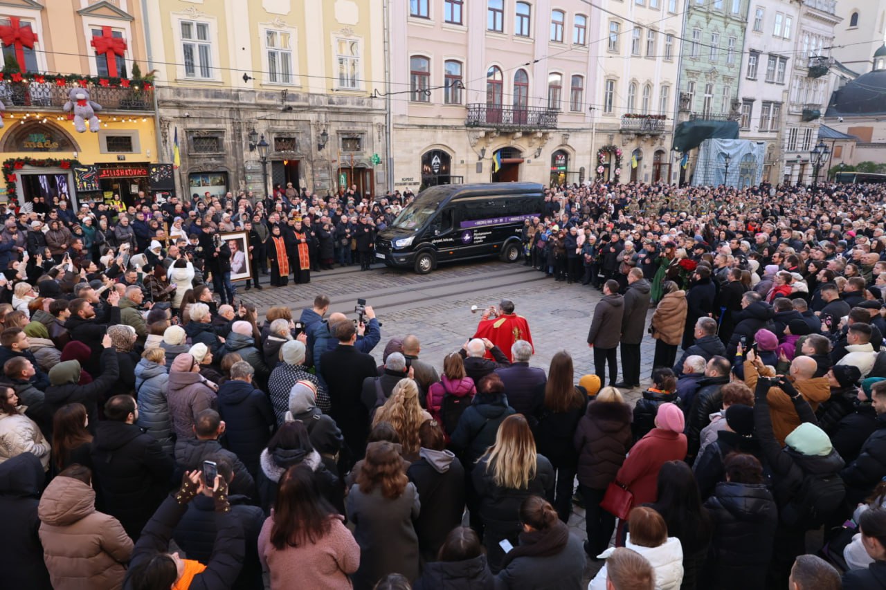 Похорон Степана Гіги: у Львові тисячі людей прощалися з народним артистом - фото 2