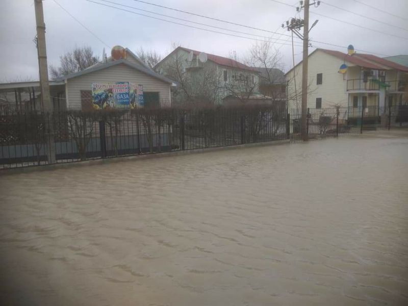 Кирилловка уходит под воду из-за шторма: затопило путь к резиденции президента (фото) - фото 3