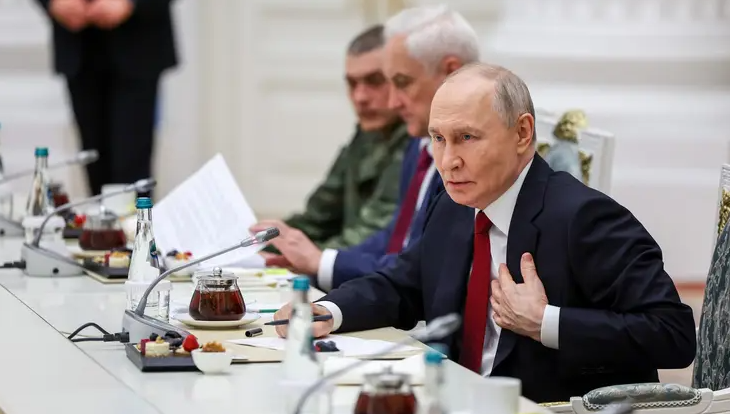 Путин впервые за неделю появился на публике после изоляции: странно вел себя (ФОТО) - фото 2 Путин впервые за неделю появился на публике после изоляции: странно вел себя (ФОТО) - фото 2