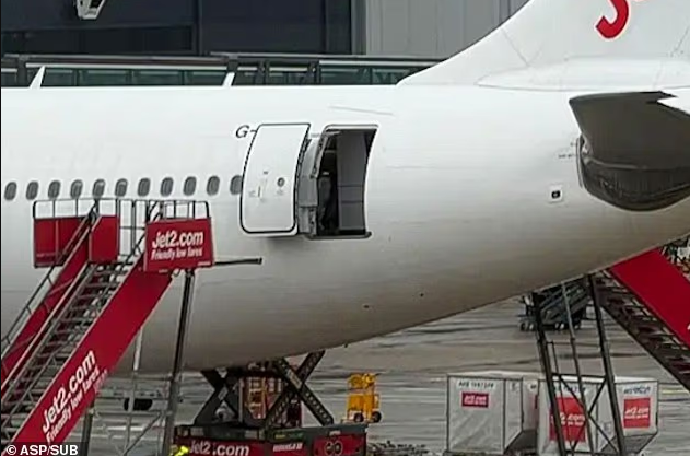 Ужасная ошибка: мужчина выпал из самолета через открытую дверь - фото 2