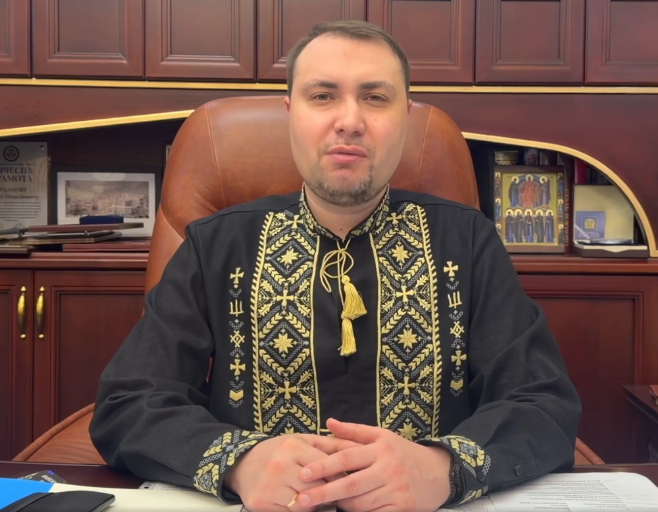 Кирилл Буданов показался в вышиванке: украинцы отреагировали на новый образ (ФОТО) - фото 2 Кирилл Буданов показался в вышиванке: украинцы отреагировали на новый образ (ФОТО) - фото 2