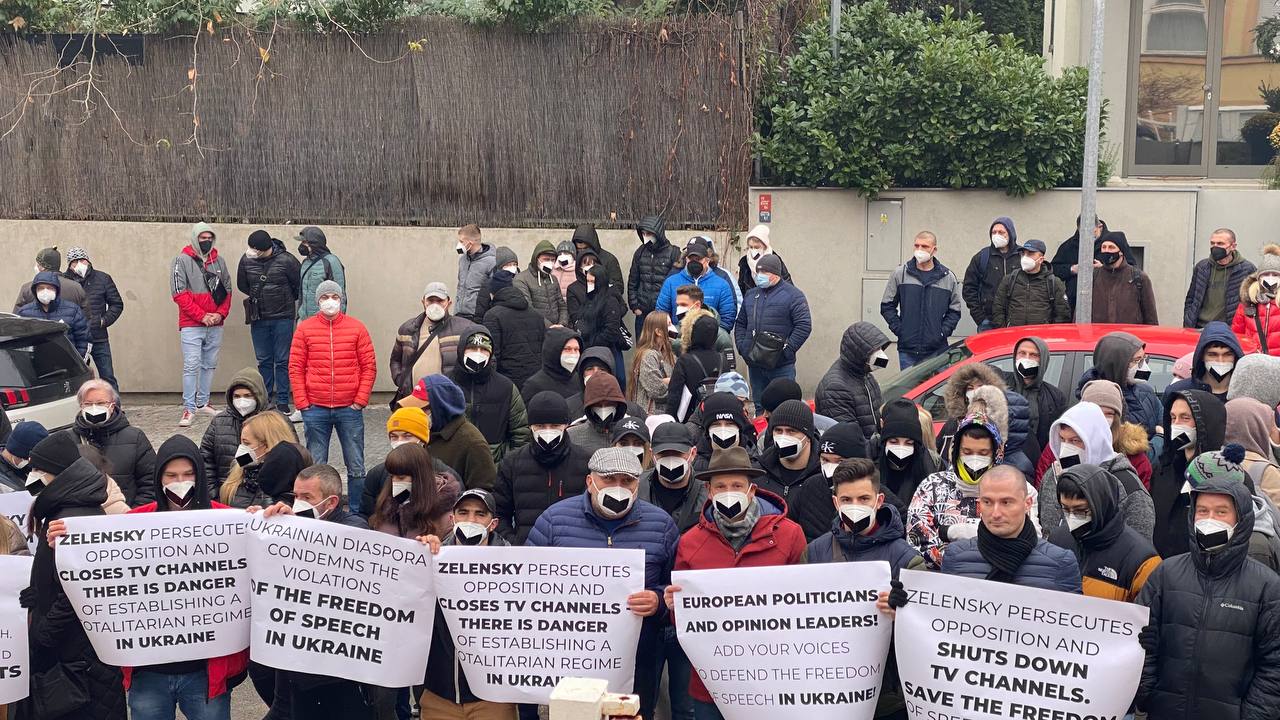  Під посольством України у Празі відбувся мітинг діаспори на підтримку закритих українською владою телеканалів - фото 4