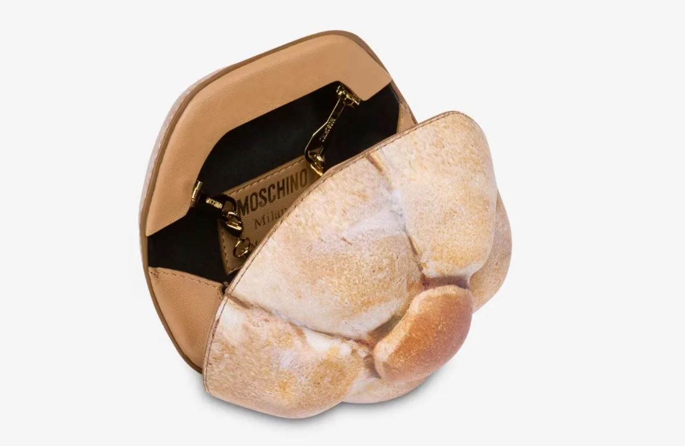 Смелый сюрреализм: Moschino представил аксессуары, имитирующие обычные бытовые вещи - фото 2 Смелый сюрреализм: Moschino представил аксессуары, имитирующие обычные бытовые вещи - фото 2