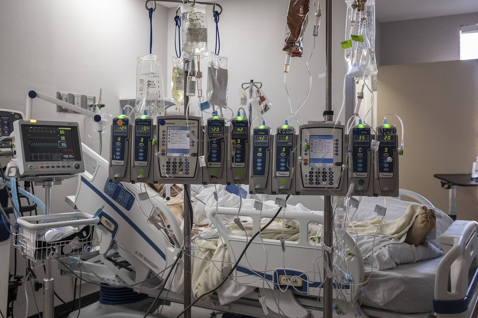 До слёз: фотограф из Техаса показал снимки, сделанные в госпитале, где лежат с COVID-19 - фото 14