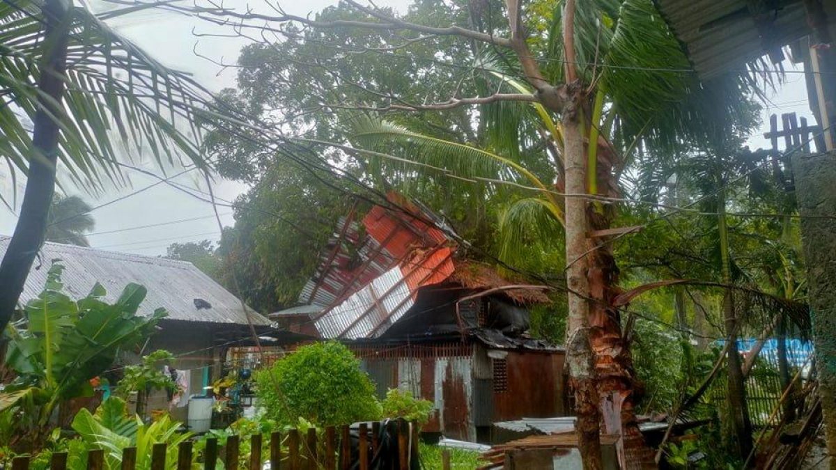 Філіппіни накрив потужний тайфун: стихія руйнує будинки (ВІДЕО) - фото 2