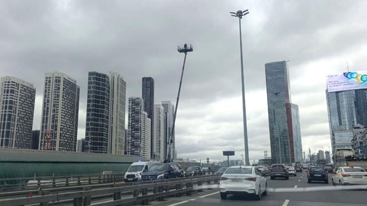 Московское ноу-хау: СМИ показали, как в столице РФ охотятся на дроны на коммунальной технике - фото 2 Московское ноу-хау: СМИ показали, как в столице РФ охотятся на дроны на коммунальной технике - фото 2