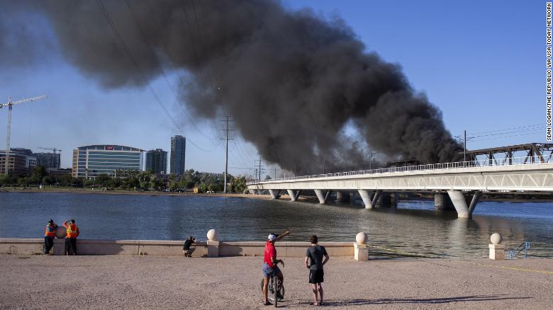 Фотофакт: в США слетевший с рельсов поезд загорелся и разрушил мост - фото 4