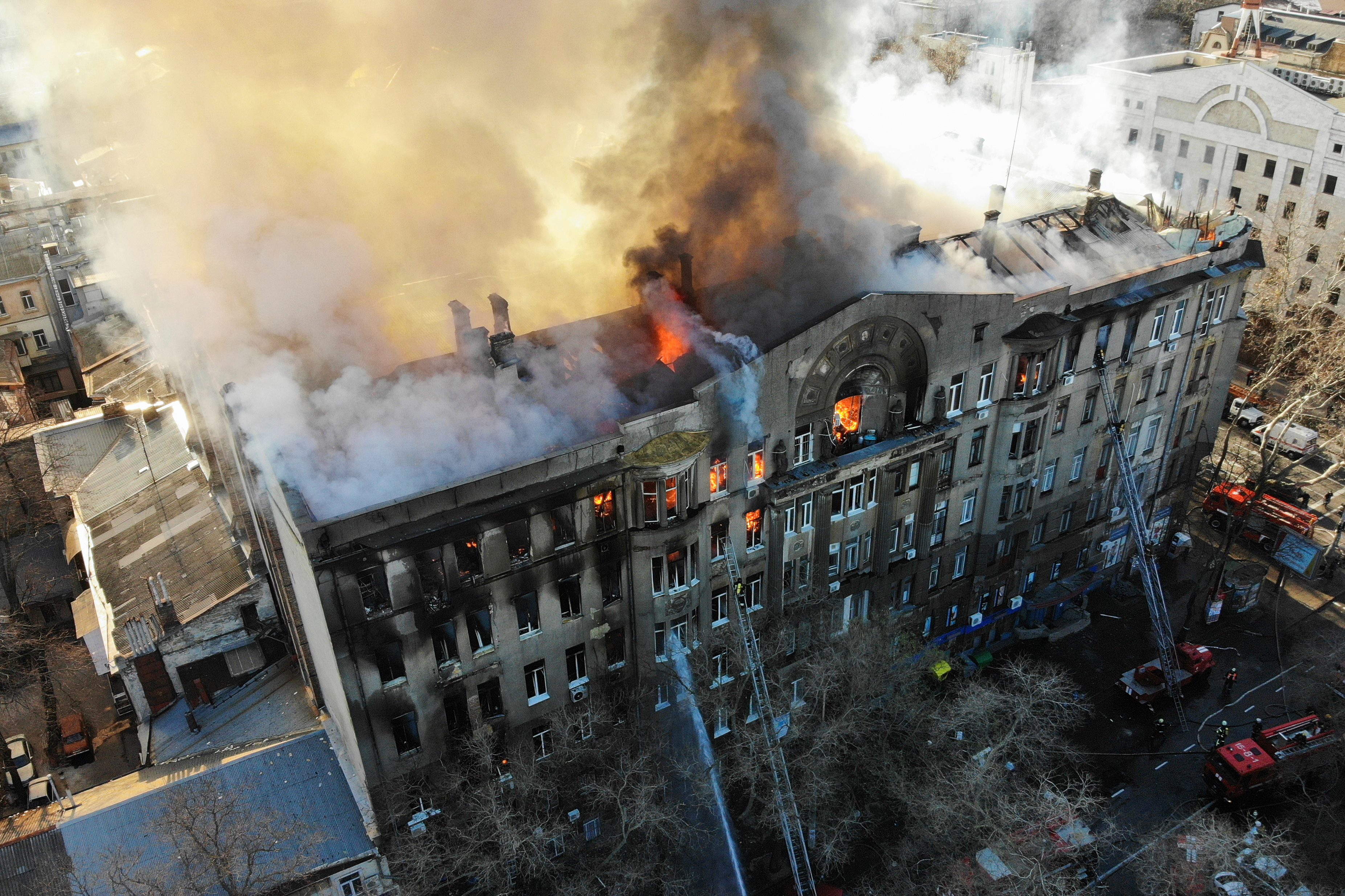 Пожар 4 декабря. Пожар в Одессе в колледже 4 декабря. Одесса 4 декабря 2019. Пожар в здании профсоюзов в Одессе. Горящее здание правительства Украины.