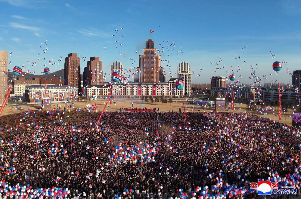 Ким Чен Ын открыл в Пхеньяне улицу в честь военных КНДР, погибших в войне против Украины (ФОТО) - фото 2