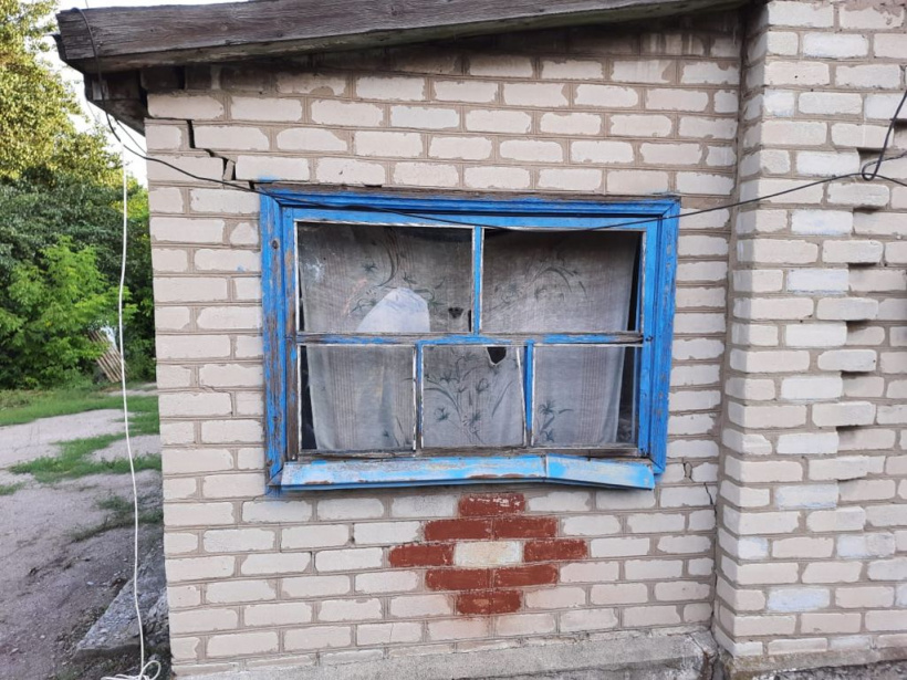 Найманці Путіна обстріляли житловий сектор селища Травневе - фото 4