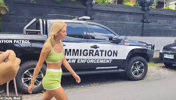 Порноакторка Боні Блу вперше висловилася після свого арешту: їй загрожує 15 років в'язниці - фото 2 Порноакторка Боні Блу вперше висловилася після свого арешту: їй загрожує 15 років в'язниці - фото 2