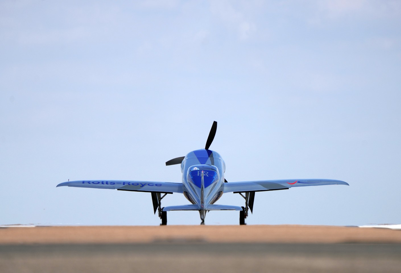 Первый в мире электрический самолет поднялся в воздух - фото 11