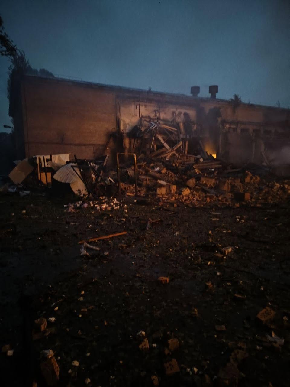 Пекельна ніч у Києві: горить Києво-Печерська лавра, удар по кіностудії Довженка (ФОТО) - фото 2 Пекельна ніч у Києві: горить Києво-Печерська лавра, удар по кіностудії Довженка (ФОТО) - фото 2