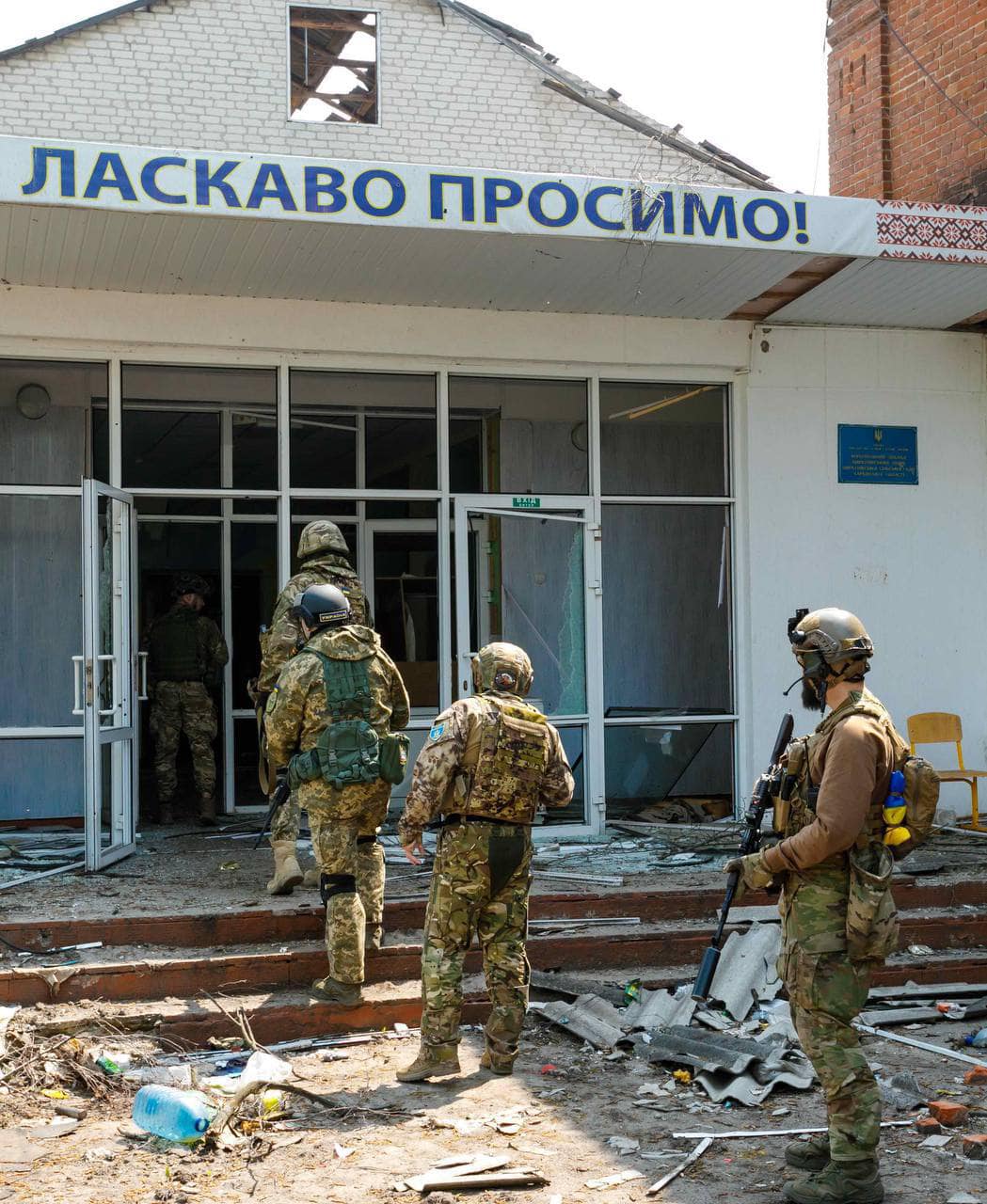 Обстрелянные дома и заминированная территория: показали, как выглядит освободившееся село в Харьковской области - фото 4