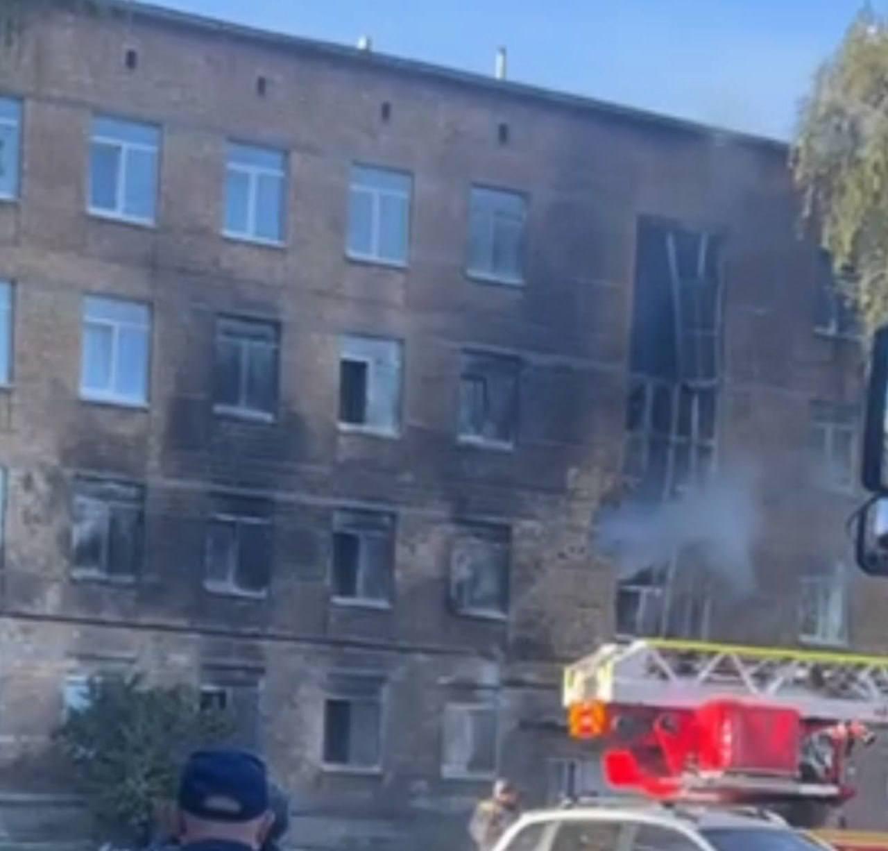 Удар БПЛА по Киеву: в Соломенском районе горит здание школы - фото 2