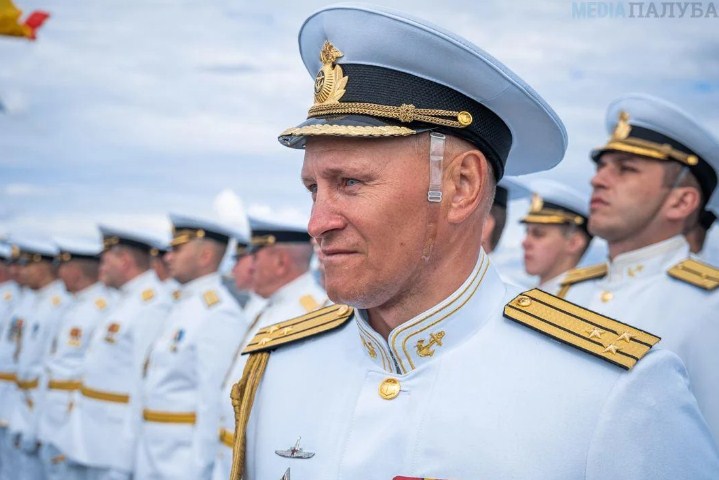 В России военный пришел на парад с Путиным с бретелькой от бюстгальтера на голове (ФОТО) - фото 2