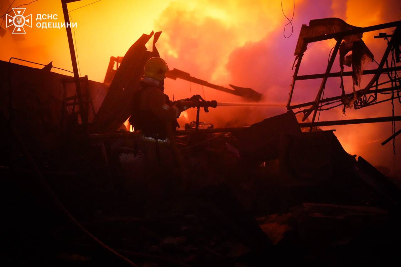 Пожежа в монастирі та потрощені склади: наслідки атаки російських безпілотників на Одесу - фото 2