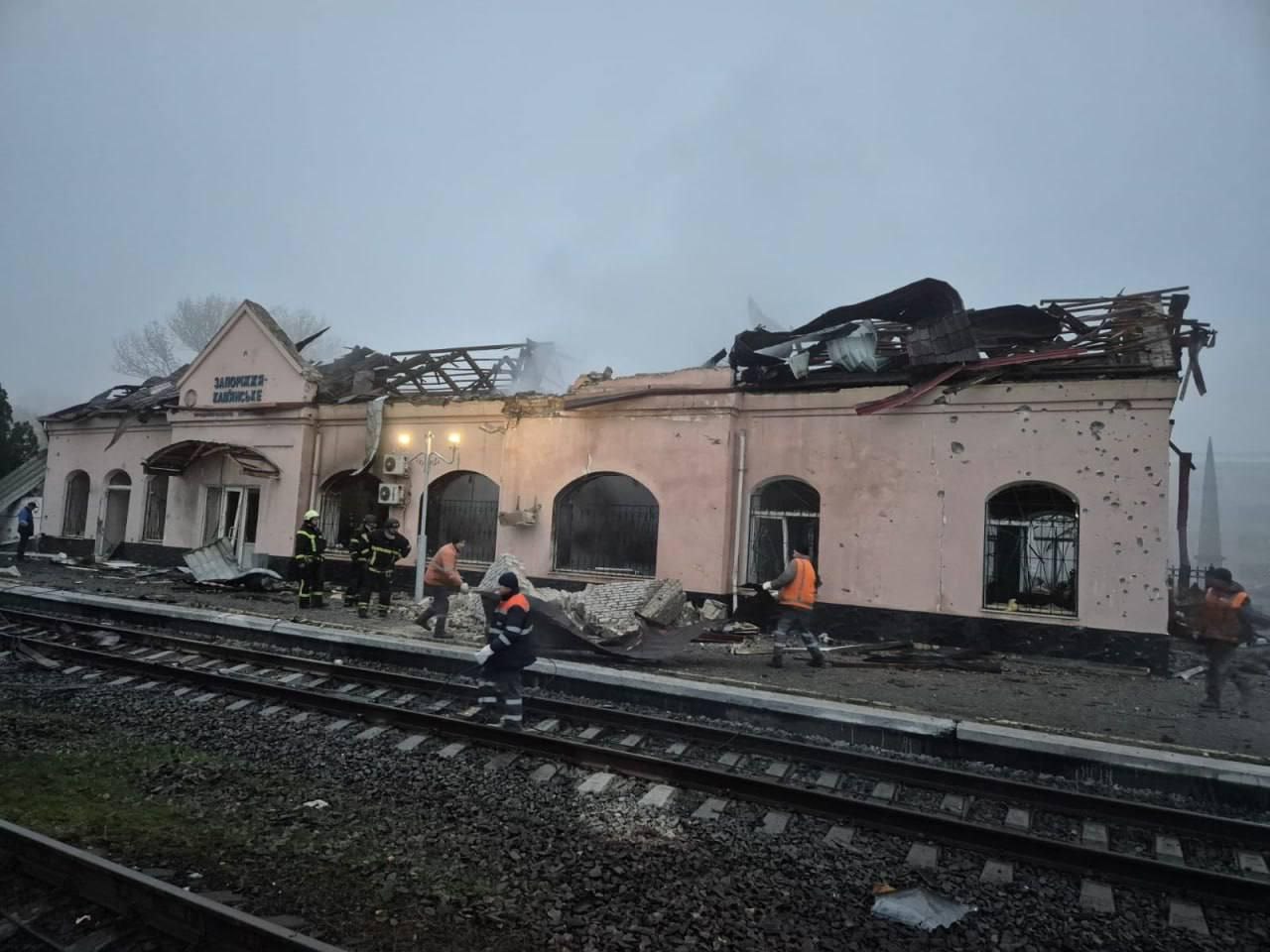 Массированный удар по Днепропетровщине: люди оказались под завалами - фото 2