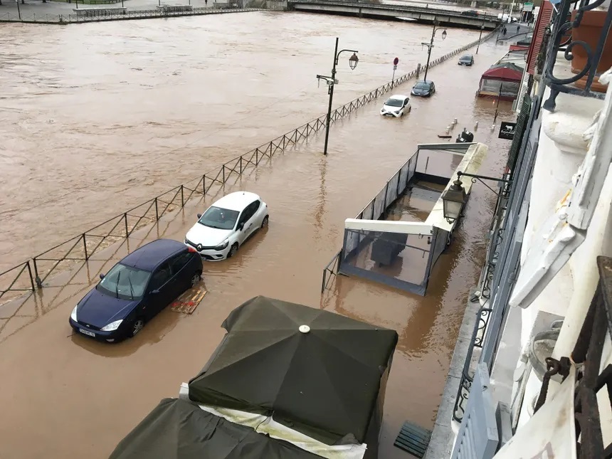 Франция страдает от масштабных наводнений (ФОТО)  - фото 2