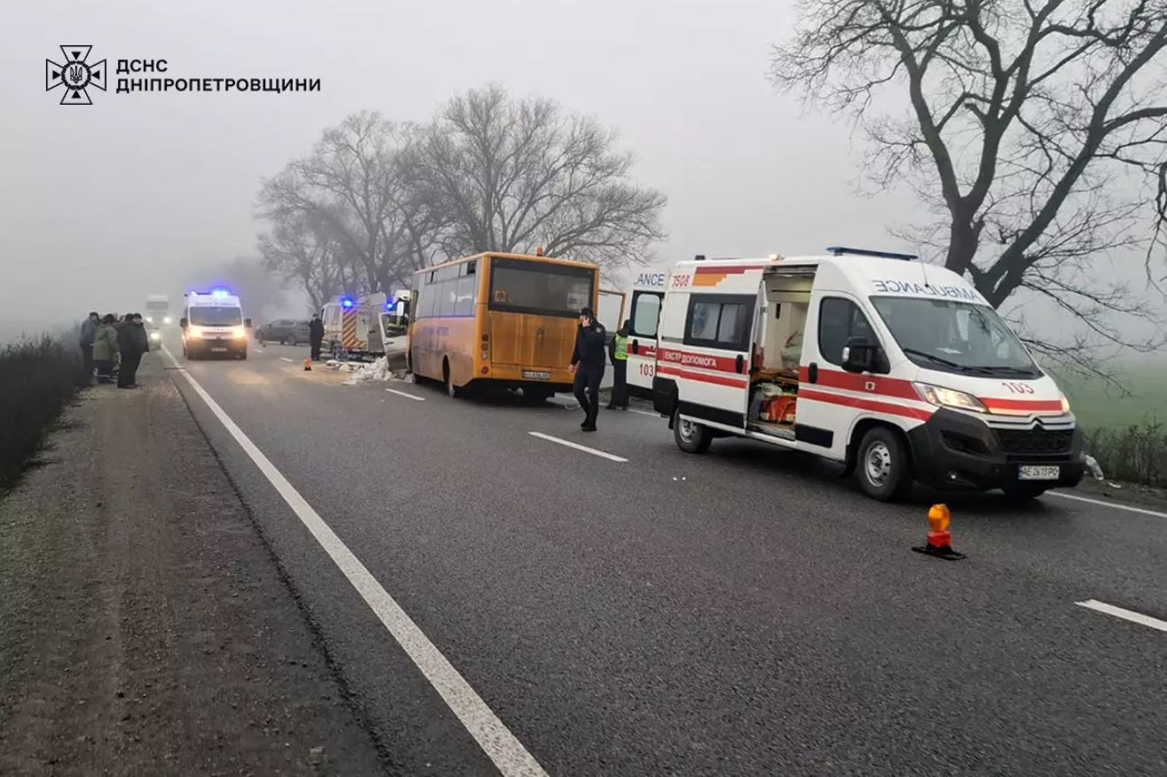 Смертельное ДТП под Днепром: школьный автобус столкнулся с микроавтобусом лоб в лоб - фото 2