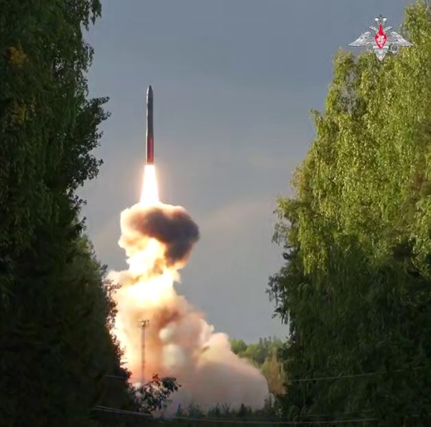РФ произвела пуск межконтинентальной баллистической ракеты в сторону американской границы - фото 2 РФ произвела пуск межконтинентальной баллистической ракеты в сторону американской границы - фото 2