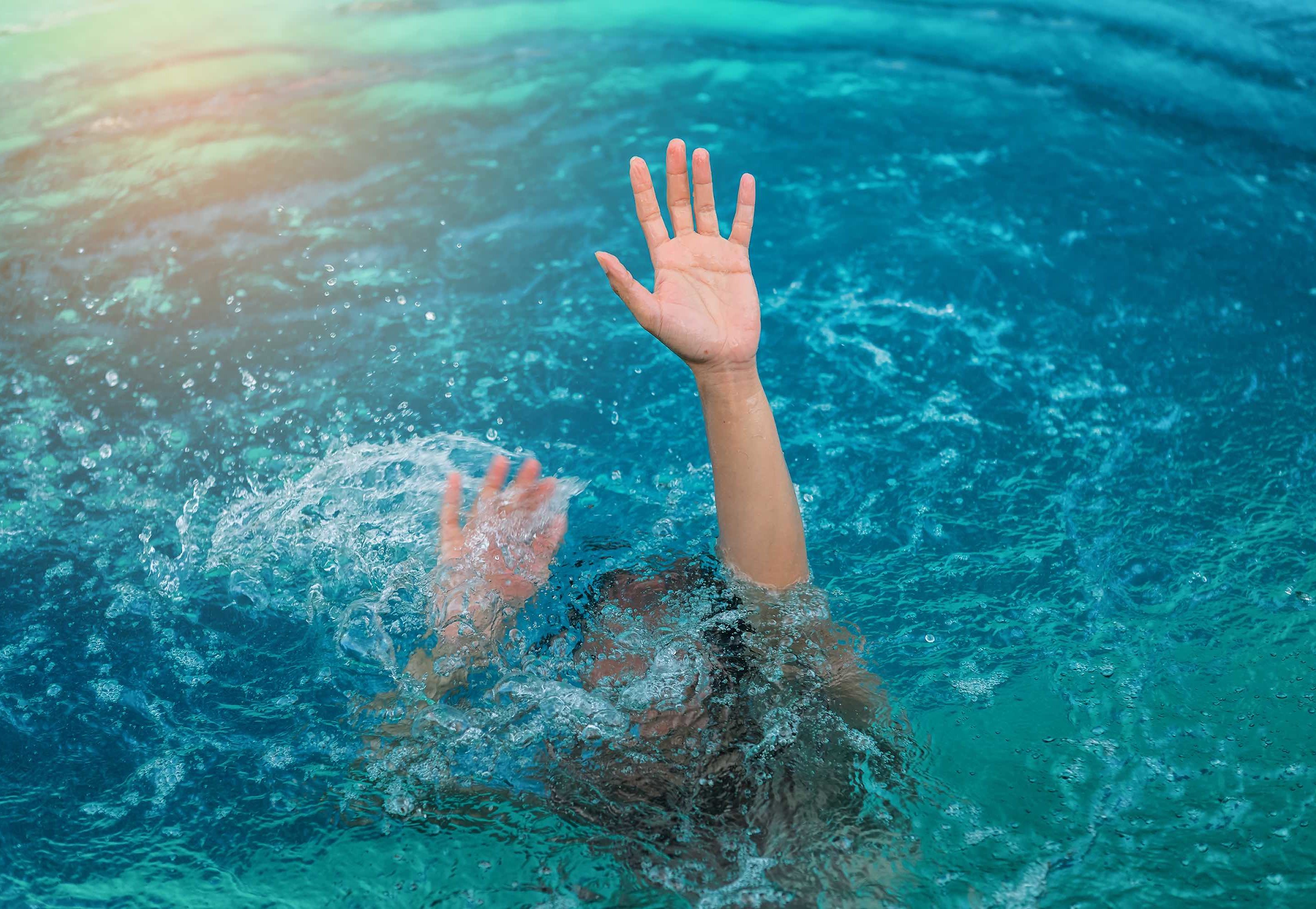 Утонуть картинки. Тонущий человек. Человек тонет в бассейне. Девочка тонет в море. Человек тонет в воде.