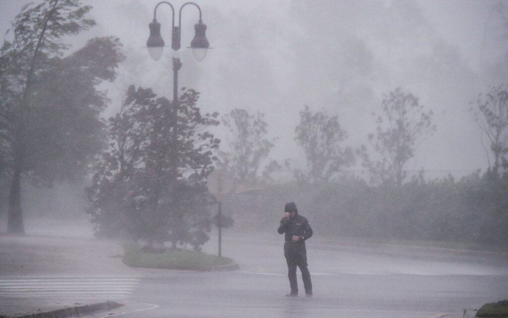 В США снова бушует ураган - идет эвакуация жителей, есть погибшие - фото 3