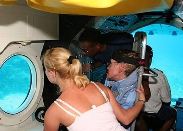 В файлах Эпштейна нашли фото Стивена Хокинга с двумя женщинами в бикини - фото 2